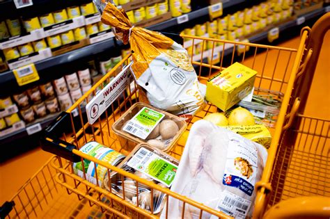 Canadians to receive one-time grocery rebate this week. How much and when?